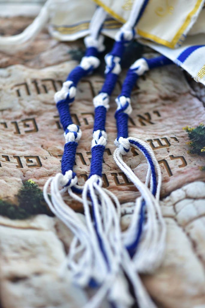 Les Tzitzit selon la tradition juive : Guide Complet sur les Franges Sacrées du Tallit