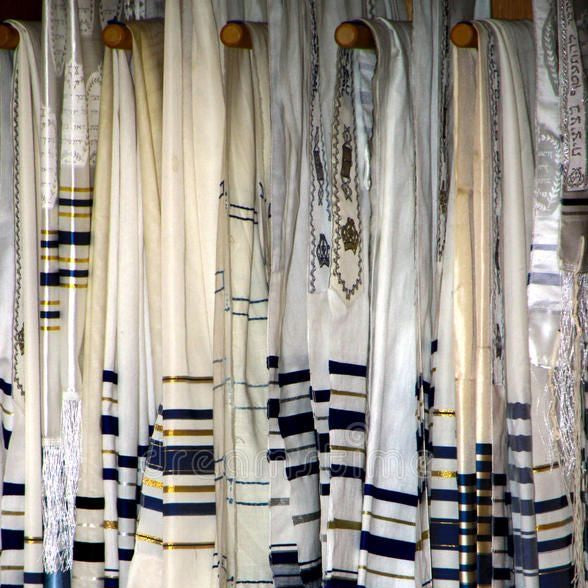 Le Tallit : Guide Complet pour Comprendre cet Accessoire Religieux Essentiel