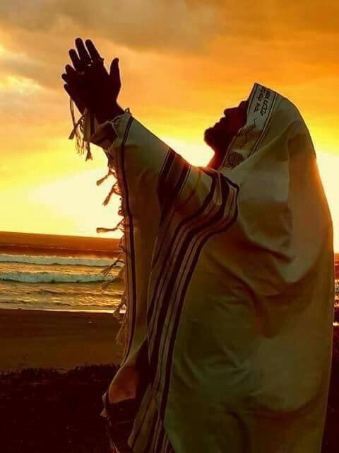 Le Tallit dans le Nouveau Testament : Une Présence Discrète mais Fondamentale